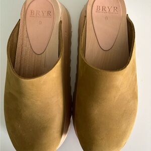 Bryr Chonk in Kelp Nubuck. Size 39.